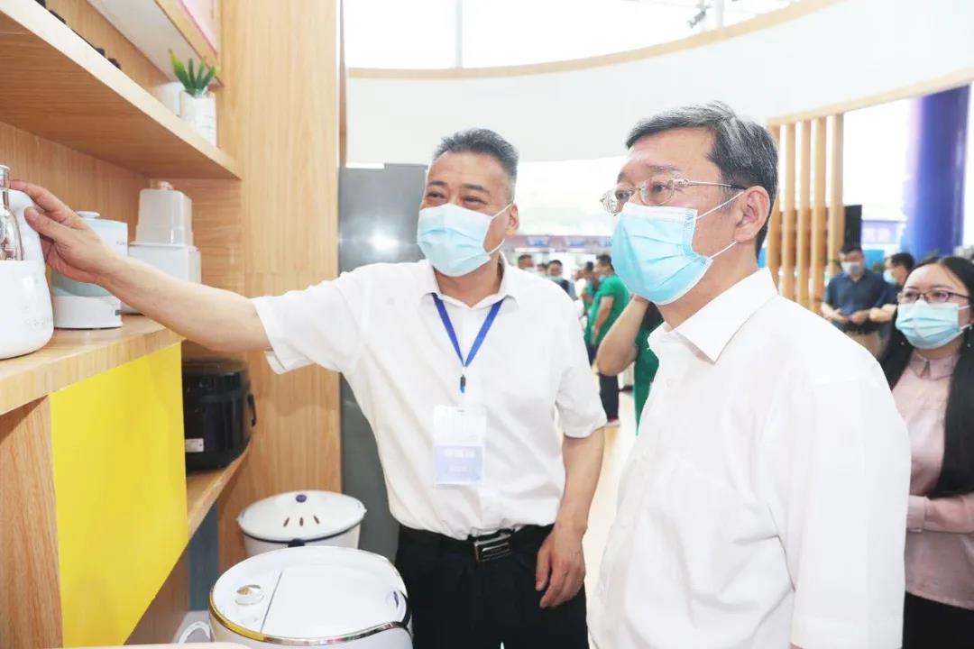 孫斌副市長(zhǎng)關(guān)心小鴨發(fā)展，專程蒞臨小鴨展廳指導(dǎo)工作！