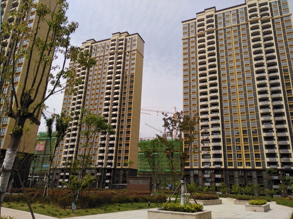 六安市梅花西苑小區(qū)定做陽臺護欄、百葉窗案例 六安市梅花西苑小區(qū)定做陽臺護欄、百葉窗案例