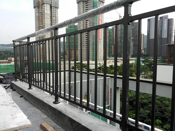 最適合做陽(yáng)臺(tái)護(hù)欄的三大材質(zhì)！