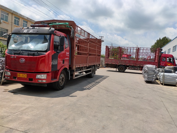 金用護(hù)欄2020年8月4日鋁合金百葉窗裝車發(fā)貨！