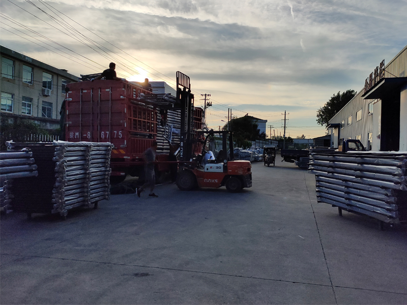 金用護(hù)欄2020年8月14日鋁合金陽臺護(hù)欄裝車發(fā)貨! 金用護(hù)欄2020年8月14日鋁合金陽臺護(hù)欄裝車發(fā)貨!