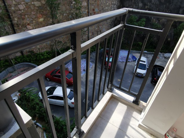 陽臺護(hù)欄特點(diǎn) 陽臺護(hù)欄特點(diǎn)