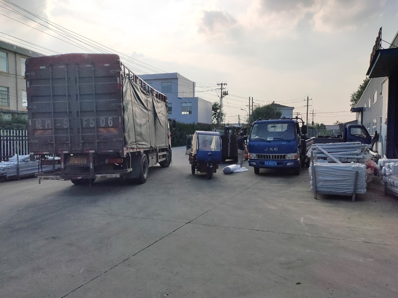 金用護欄2020年8月19日鋅鋼陽臺護欄裝車發貨！