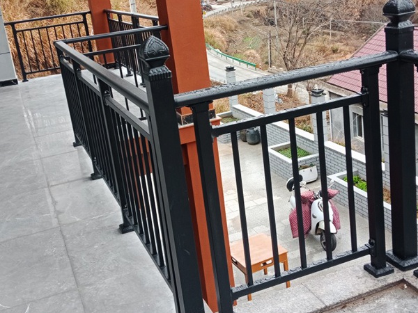 陽臺護欄桿件間距要求規范 陽臺護欄桿件間距要求規范