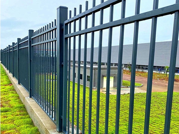 鋅鋼護欄和鐵藝護欄誰的性價比高？看過這里你就知道了！