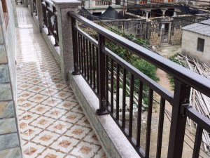 鋅鋼陽(yáng)臺(tái)護(hù)欄特點(diǎn)