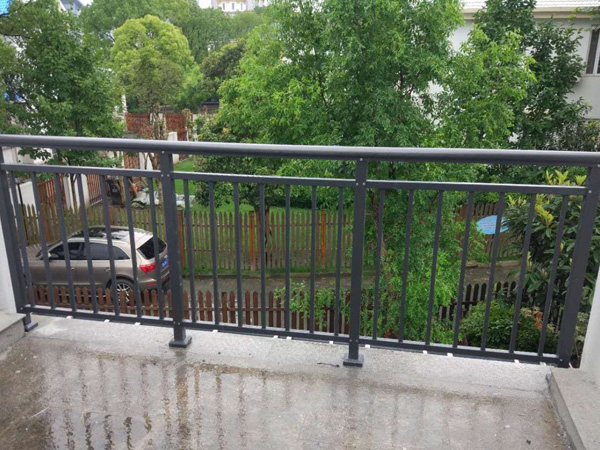 如何挑選一家好的陽臺護欄廠家？這樣挑最靠譜！