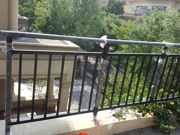 哪種陽(yáng)臺(tái)護(hù)欄最適合小區(qū)樓盤上使用?這種材質(zhì)最合適! 哪種陽(yáng)臺(tái)護(hù)欄最適合小區(qū)樓盤上使用?這種材質(zhì)最合適!