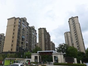 揚州聯(lián)發(fā)君悅?cè)A府小區(qū)空調(diào)欄桿、樓梯扶手定制