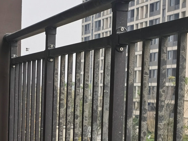 陽臺護欄定制多少錢一米？