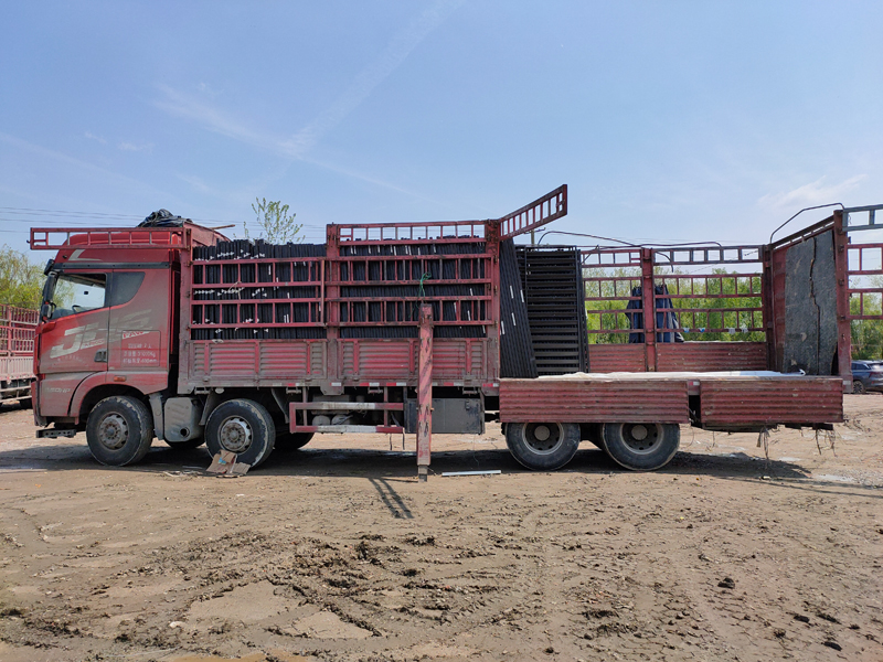 金用護(hù)欄2021年4月8日鋅鋼百葉窗發(fā)貨！