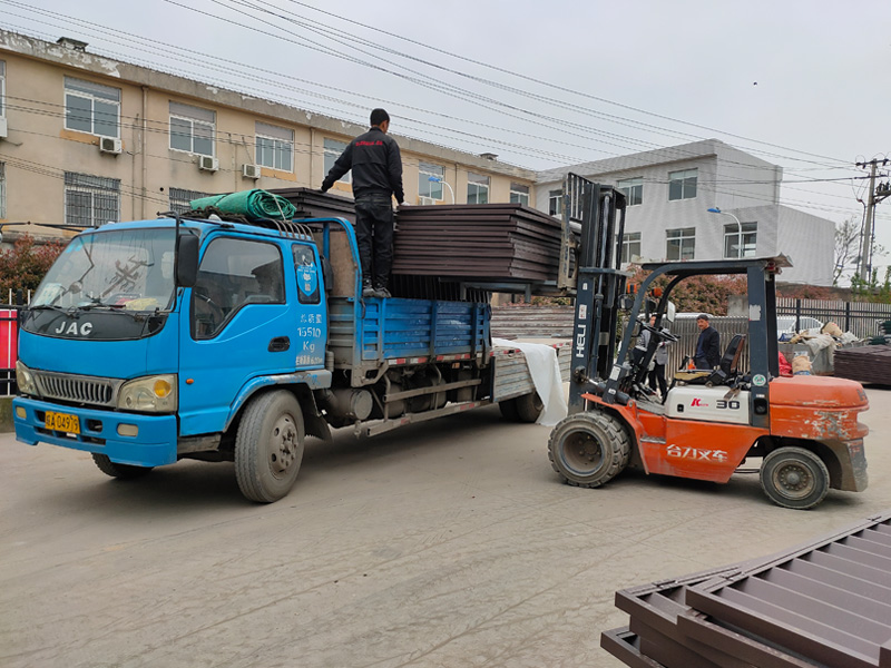 金用護欄2021年4月14日鋁合金百葉窗發貨！