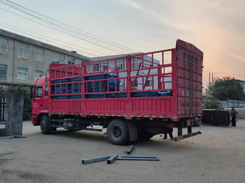 金用護欄2021年11月18日鋅鋼連廊護欄發貨！