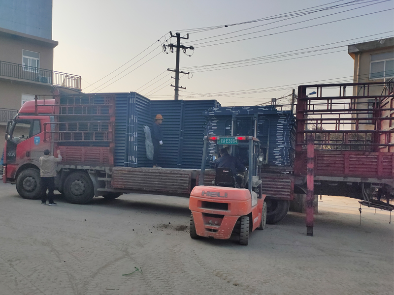 金用護(hù)欄2021年12月14日鋅鋼百葉窗裝車(chē)發(fā)貨! 金用護(hù)欄2021年12月14日鋅鋼百葉窗裝車(chē)發(fā)貨!