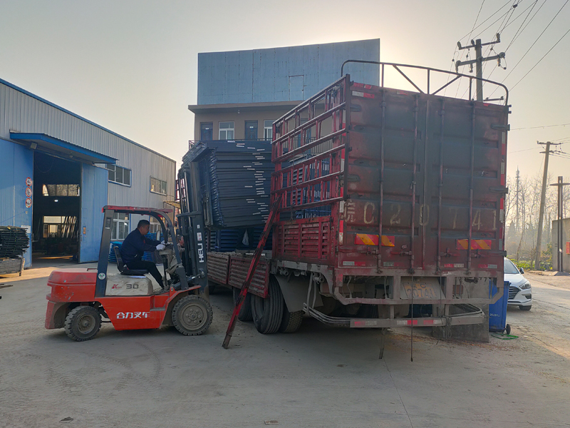 金用護(hù)欄2021年12月14日鋅鋼百葉窗裝車(chē)發(fā)貨! 金用護(hù)欄2021年12月14日鋅鋼百葉窗裝車(chē)發(fā)貨!