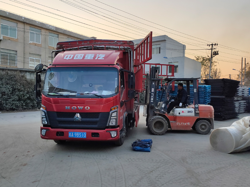 金用護(hù)欄2021年12月16日鋅鋼連廊欄桿裝車發(fā)貨! 金用護(hù)欄2021年12月16日鋅鋼連廊欄桿裝車發(fā)貨!