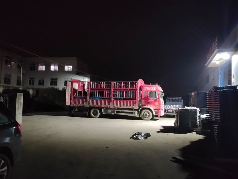 金用護(hù)欄2022年1月6日鋅鋼百葉窗裝車發(fā)貨！