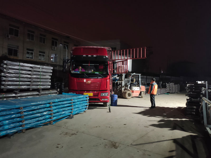 金用護(hù)欄2022年1月17日鋅鋼陽臺(tái)欄桿裝車發(fā)貨！