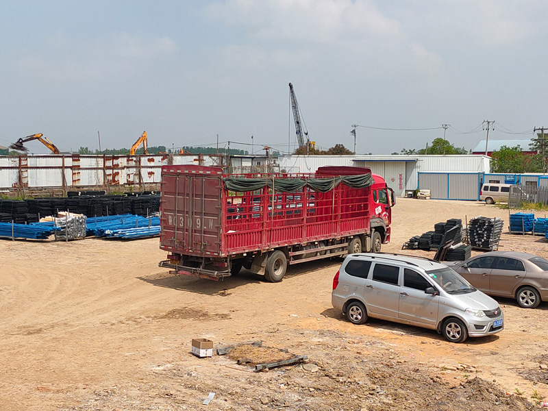 金用護欄2022年4月27日鋅鋼圍墻護欄裝車發貨! 金用護欄2022年4月27日鋅鋼圍墻護欄裝車發貨!