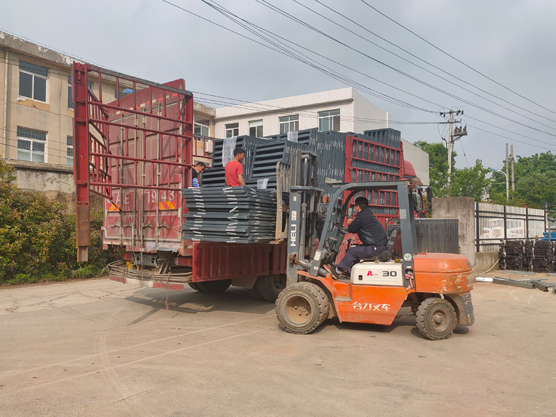 金用護欄2022年4月30日鋅鋼百葉窗裝車發(fā)貨! 金用護欄2022年4月30日鋅鋼百葉窗裝車發(fā)貨!