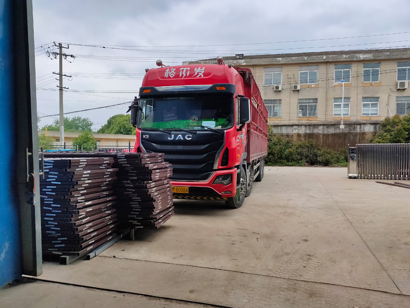 金用護欄2022年5月9日鋁合金百葉窗裝車發貨! 金用護欄2022年5月9日鋁合金百葉窗裝車發貨!