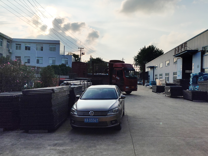  金用護欄2022年7月6日鋅鋼陽臺護欄裝車發(fā)貨！