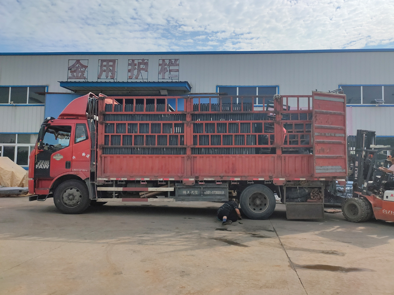 金用護欄2022年7月9日鋅鋼百葉窗裝車發貨！