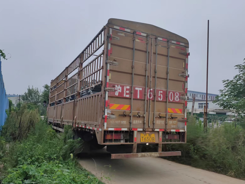 金用護欄2022年8月30日鋅鋼陽臺護欄裝車發(fā)貨！