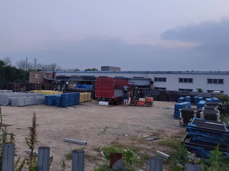 金用護欄2022年9月20日鋅鋼百葉窗裝車發(fā)貨！