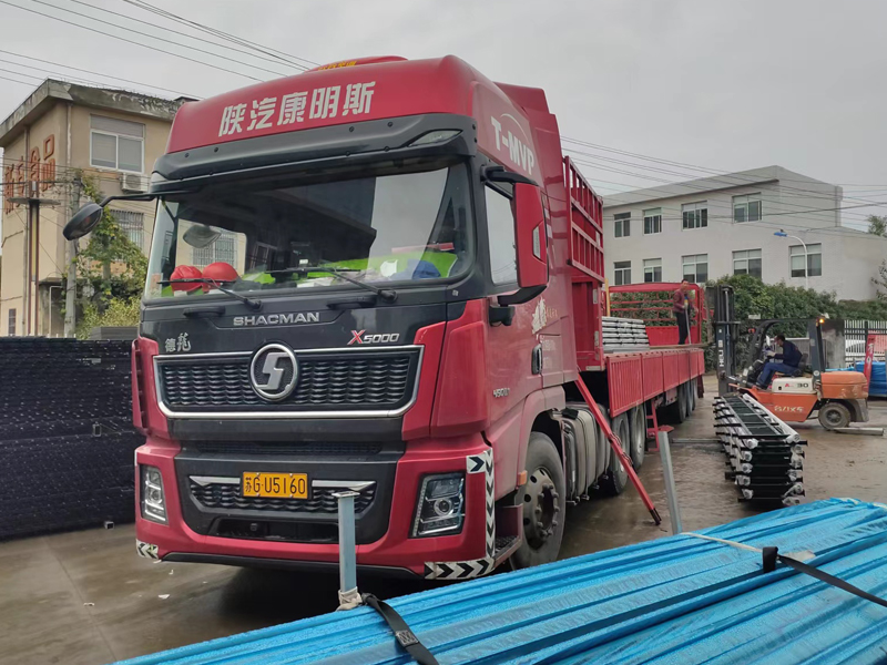 金用護欄2022年11月1日鋅鋼連廊欄桿裝車發貨! 金用護欄2022年11月1日鋅鋼連廊欄桿裝車發貨!