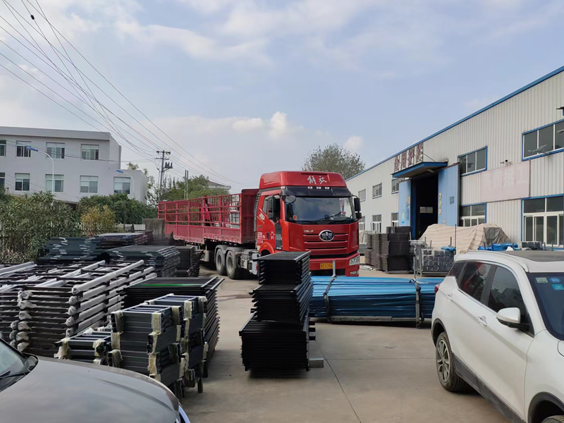 金用護欄2022年11月4日鋅鋼組裝護欄裝車發貨! 金用護欄2022年11月4日鋅鋼組裝護欄裝車發貨!