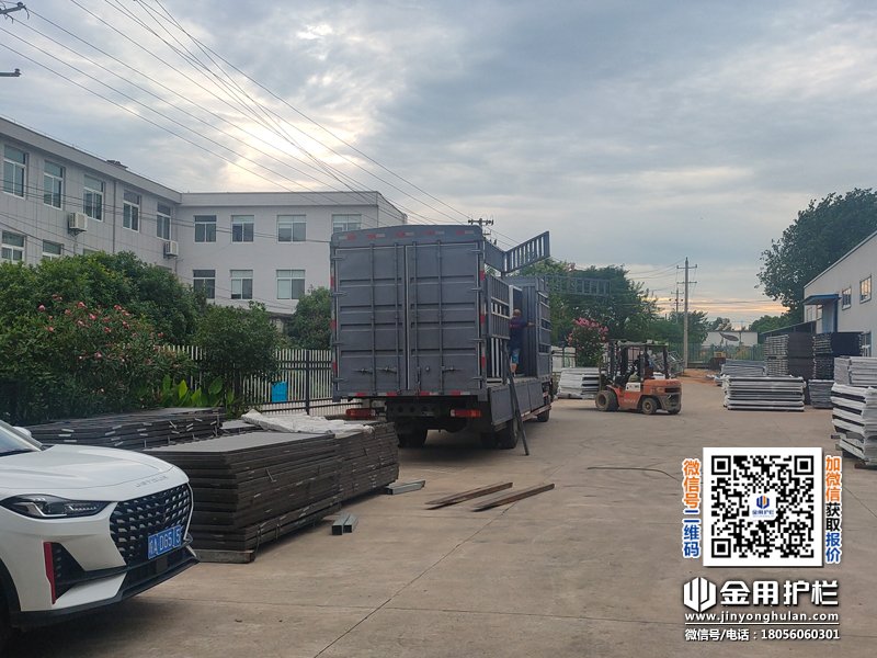 2024年7月17日鋁合金百葉窗裝車發(fā)貨！