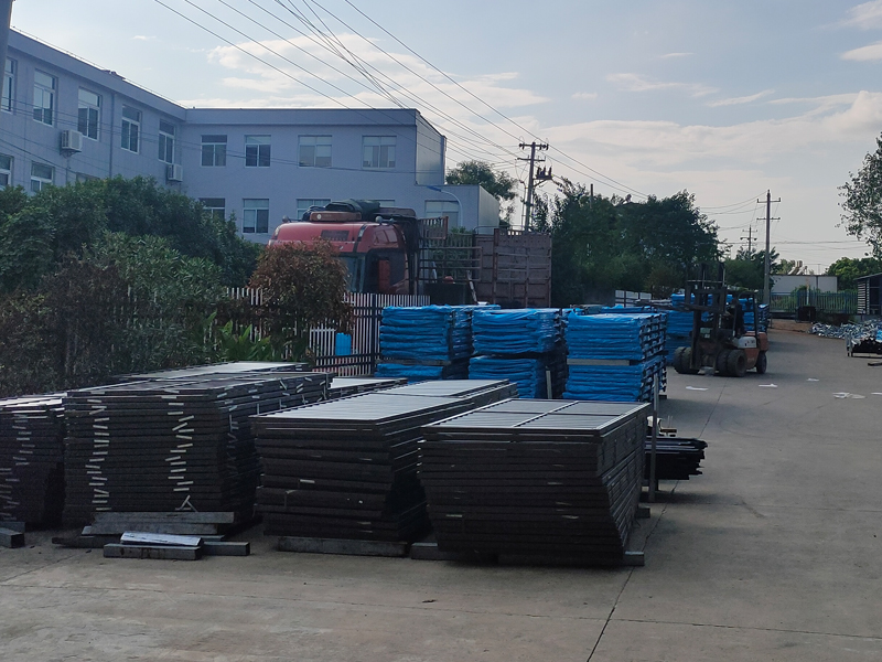 2024年8月31日鋅鋼欄桿百葉裝車發貨！