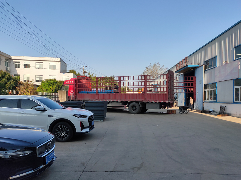 2024年11月7日鋅鋼連廊欄桿裝車發(fā)貨! 2024年11月7日鋅鋼連廊欄桿裝車發(fā)貨!