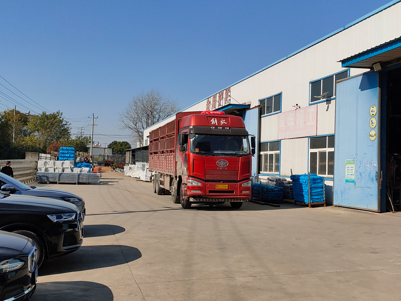 2024年12月4日鋅鋼百葉窗裝車發貨! 2024年12月4日鋅鋼百葉窗裝車發貨!