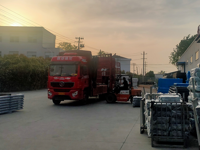 2025年4月18日鋅鋼鋅鋼圍欄裝車發貨！